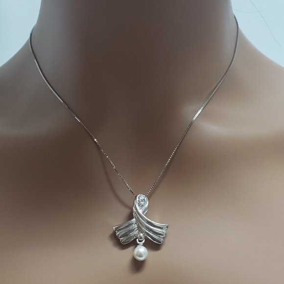 Elegant Pearl Pendant Necklace in 925 Silver - Picture 1 of 4